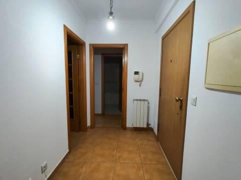 Apartamento T1 / Varanda / Garagem box / Leiria