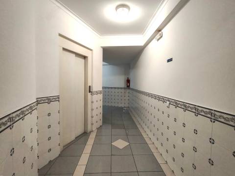Apartamento T1 / Varanda / Garagem box / Leiria