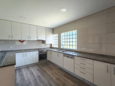 Moradia T3+3 isolada / Terreno / Poço / Carvide / Leiria