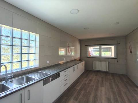 Moradia T3+3 isolada / Terreno / Poço / Carvide / Leiria