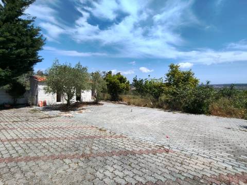 Moradia T3+3 isolada / Terreno / Poço / Carvide / Leiria