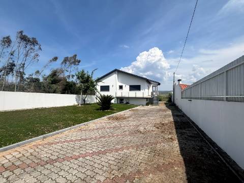 Moradia T3+3 isolada / Terreno / Poço / Carvide / Leiria
