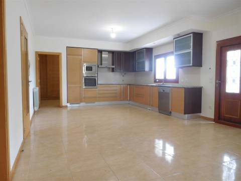 Moradia T5 / Isolada / Jardim / Garagem / Porto de Mós
