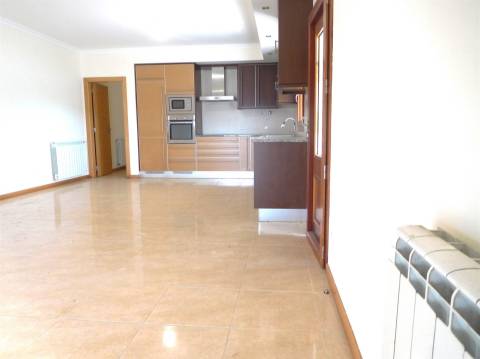 Moradia T5 / Isolada / Jardim / Garagem / Porto de Mós