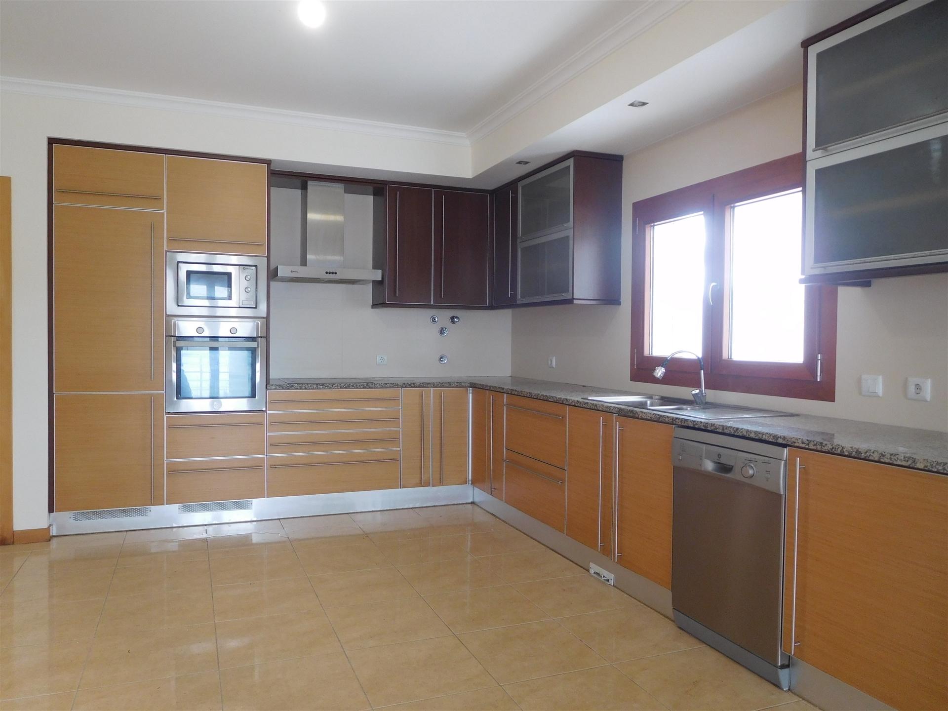 Moradia T5 / Isolada / Jardim / Garagem / Porto de Mós