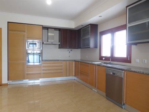 Moradia T5 / Isolada / Jardim / Garagem / Porto de Mós