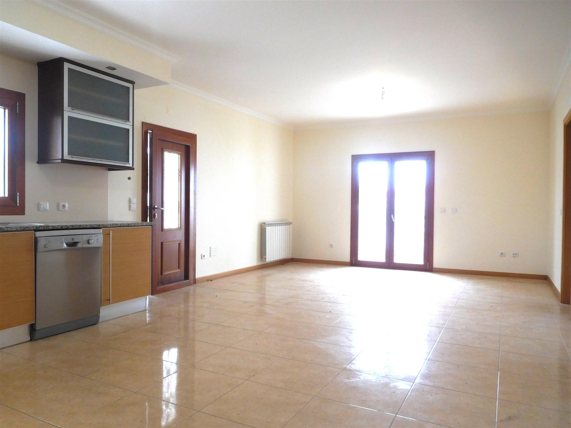Moradia T5 / Isolada / Jardim / Garagem / Porto de Mós