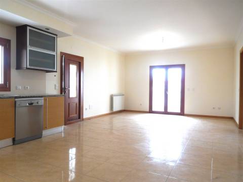 Moradia T5 / Isolada / Jardim / Garagem / Porto de Mós