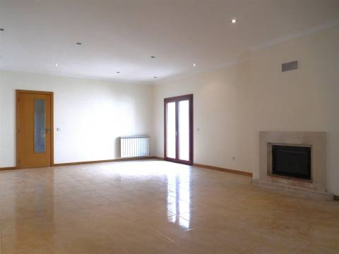Moradia T5 / Isolada / Jardim / Garagem / Porto de Mós