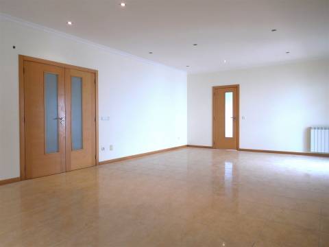 Moradia T5 / Isolada / Jardim / Garagem / Porto de Mós
