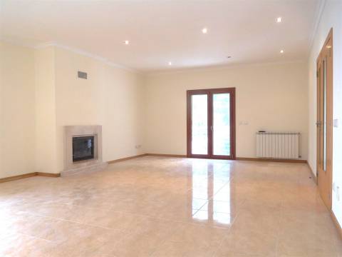 Moradia T5 / Isolada / Jardim / Garagem / Porto de Mós