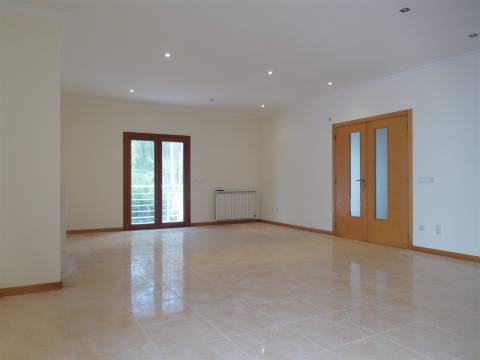 Moradia T5 / Isolada / Jardim / Garagem / Porto de Mós