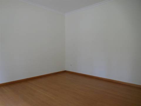 Moradia T5 / Isolada / Jardim / Garagem / Porto de Mós