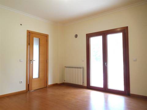 Moradia T5 / Isolada / Jardim / Garagem / Porto de Mós