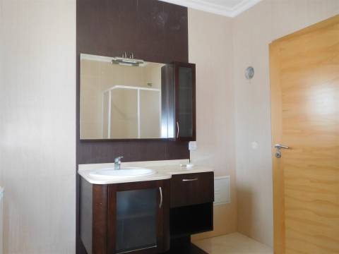 Moradia T5 / Isolada / Jardim / Garagem / Porto de Mós