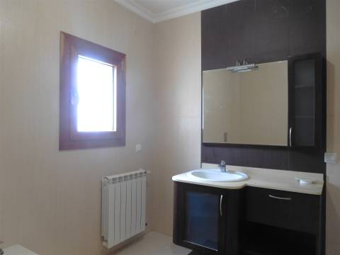 Moradia T5 / Isolada / Jardim / Garagem / Porto de Mós