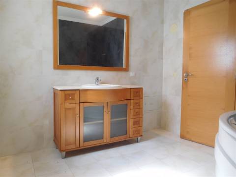 Moradia T5 / Isolada / Jardim / Garagem / Porto de Mós