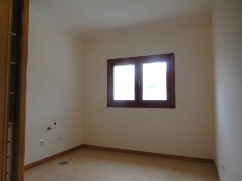 Moradia T5 / Isolada / Jardim / Garagem / Porto de Mós