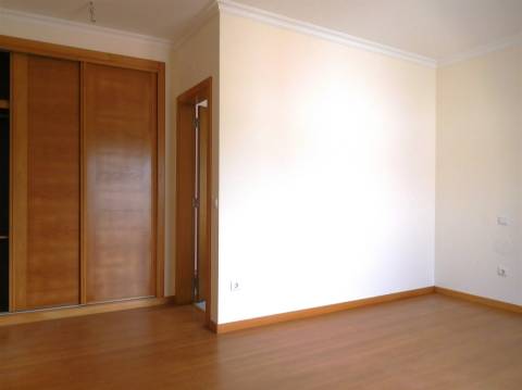 Moradia T5 / Isolada / Jardim / Garagem / Porto de Mós