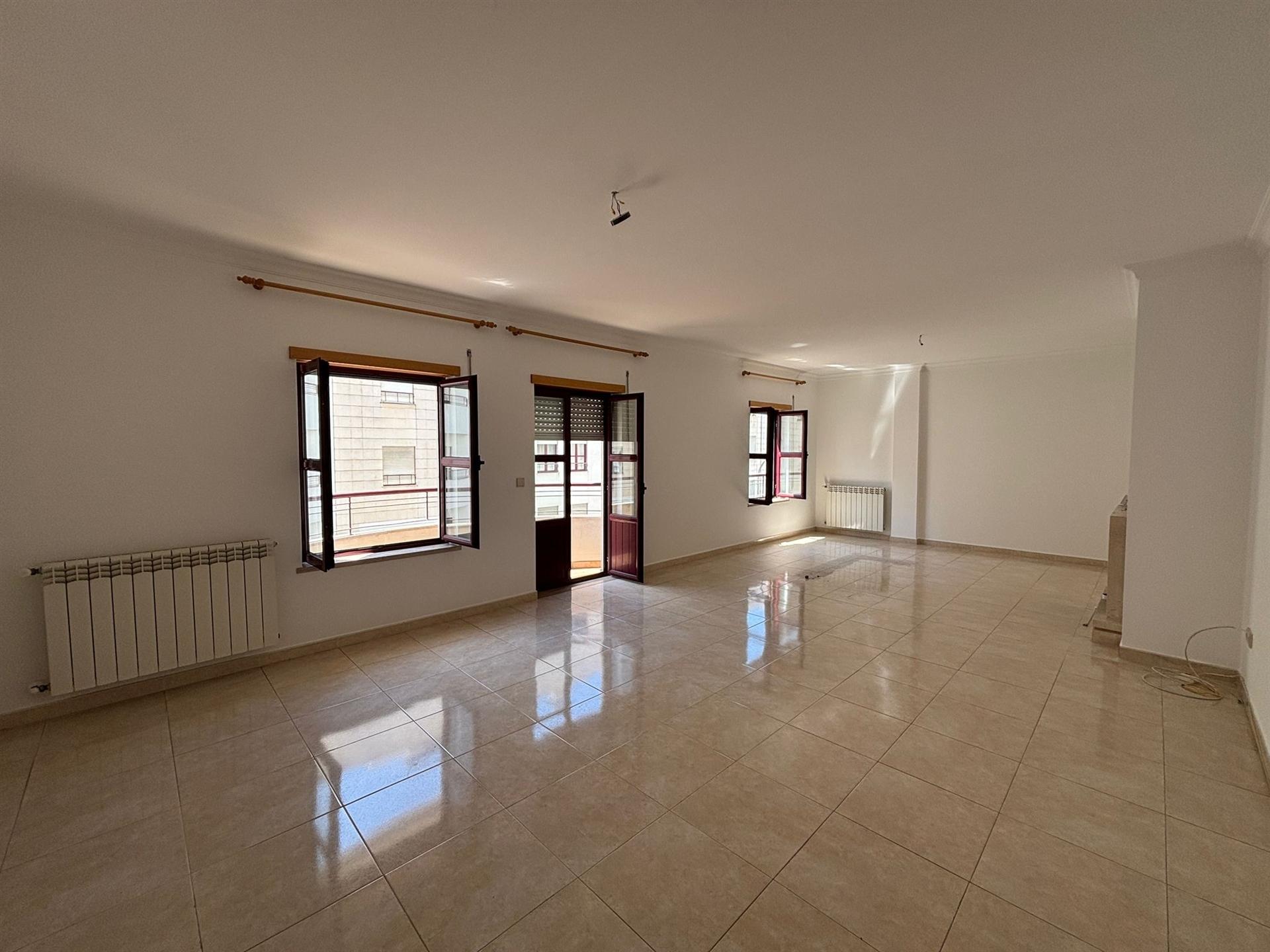 Apartamento T3 / Garagem / Varandas / Nova Leiria / Leiria