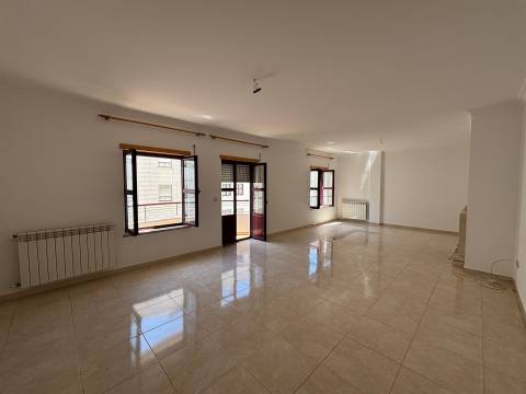 Apartamento T3 / Garagem / Varandas / Nova Leiria / Leiria