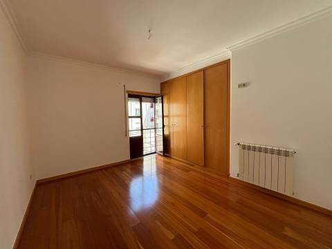 Apartamento T3 / Garagem / Varandas / Nova Leiria / Leiria