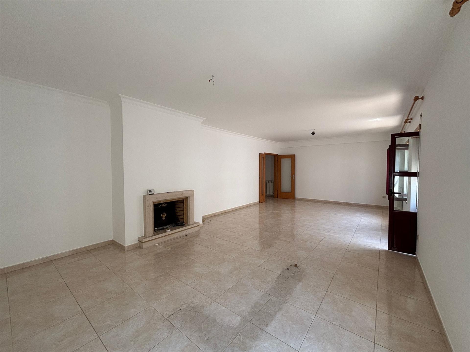 Apartamento T3 / Garagem / Varandas / Nova Leiria / Leiria