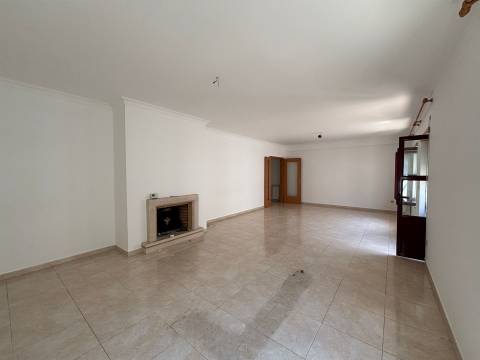 Apartamento T3 / Garagem / Varandas / Nova Leiria / Leiria