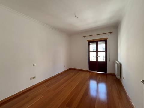 Apartamento T3 / Garagem / Varandas / Nova Leiria / Leiria
