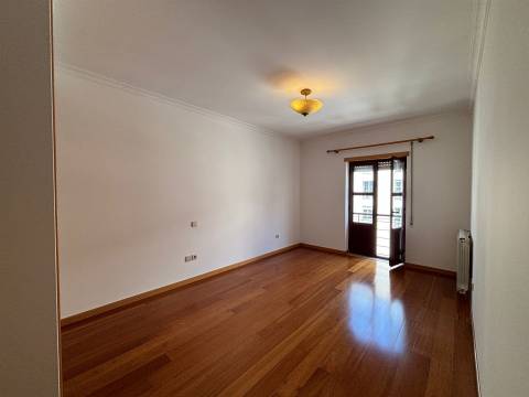 Apartamento T3 / Garagem / Varandas / Nova Leiria / Leiria