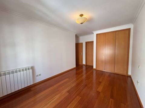 Apartamento T3 / Garagem / Varandas / Nova Leiria / Leiria