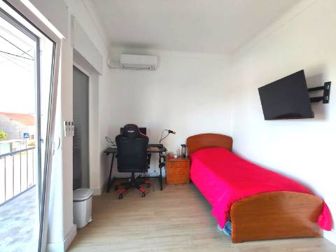 Moradia T5 + 2 / Renovado / Ar Condicionado / Espite / Ourém