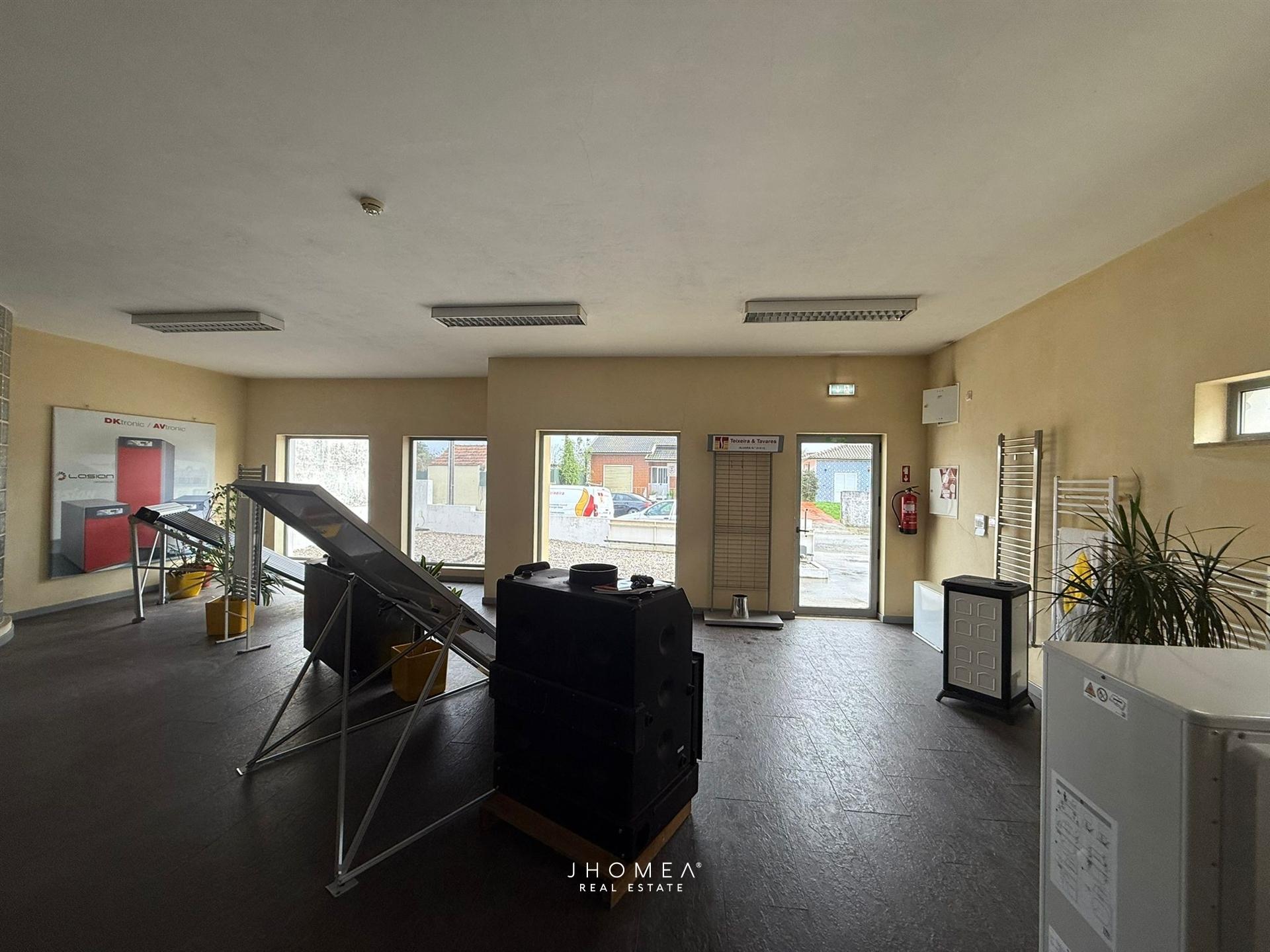 Espaço com Licença para Comércio e armazém – Requeixo, Aveiro