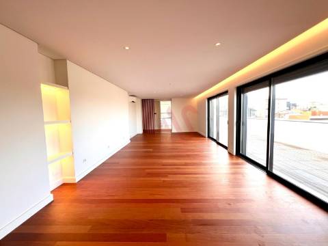 Apartamento T4 recuado para arrendamento no coração de Matosinhos Sul.