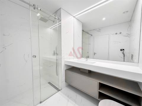 Apartamento T4 recuado para arrendamento no coração de Matosinhos Sul.