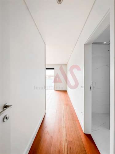 Apartamento T4 recuado para arrendamento no coração de Matosinhos Sul.