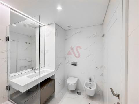 Apartamento T4 recuado para arrendamento no coração de Matosinhos Sul.