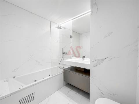 Apartamento T4 recuado para arrendamento no coração de Matosinhos Sul.