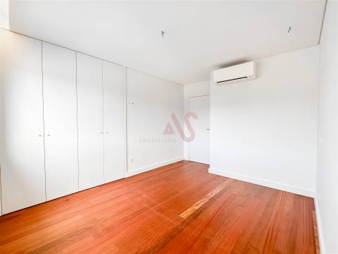 Apartamento T4 recuado para arrendamento no coração de Matosinhos Sul.