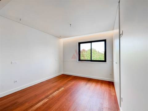 Apartamento T4 recuado para arrendamento no coração de Matosinhos Sul.