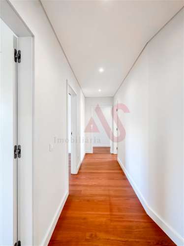 Apartamento T4 recuado para arrendamento no coração de Matosinhos Sul.