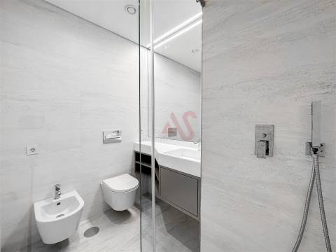 Apartamento T4 recuado para arrendamento no coração de Matosinhos Sul.