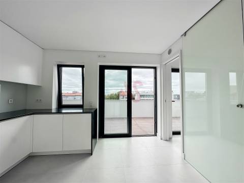 Apartamento T4 recuado para arrendamento no coração de Matosinhos Sul.