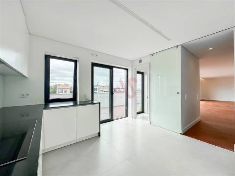Apartamento T4 recuado para arrendamento no coração de Matosinhos Sul.