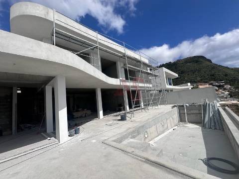 Moradia Geminada de Luxo T4 em construção no Arco da Calheta, Madeira