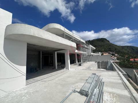 Moradia Geminada de Luxo T4 em construção no Arco da Calheta, Madeira