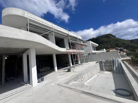 Moradia Geminada de Luxo T4 em construção no Arco da Calheta, Madeira
