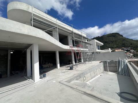 Moradia Geminada de Luxo T4 em construção no Arco da Calheta, Madeira