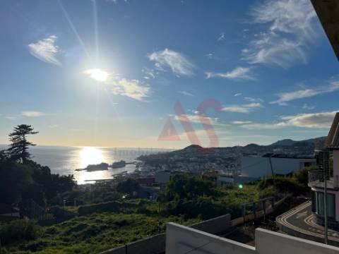 Moradia T3 com piscina infinita em Santa Maria Maior, Funchal