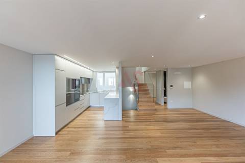 Moradia de Luxo T3+1 na Foz do Douro, a Dois Passos da Praia